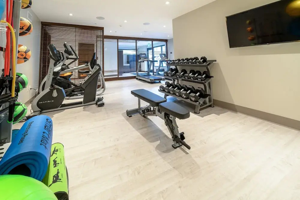 New Listing! Designer Ski-in/ski-out W/ Pool & Gym 3 Bedroom Condo