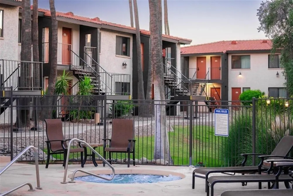 Scottsdale's Premium Short Term Getaway, Fully Furnished 1 Bedroom Homes, Free Golf, Cable, Utilities, Wi-fi, Parking, Pool, and Bike Trails- Unit 127 by Redawning