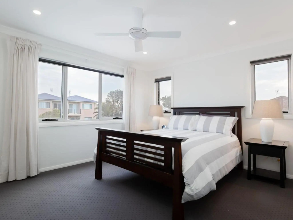 Birubi Breezes 2 Large Duplex with Air Conditioning WI FI and only 5 minute walk to the beach