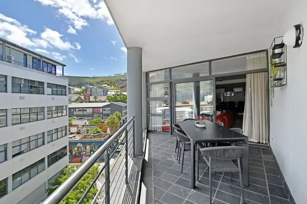 Modern 3-bed Apt Designer Touch Mountain Views