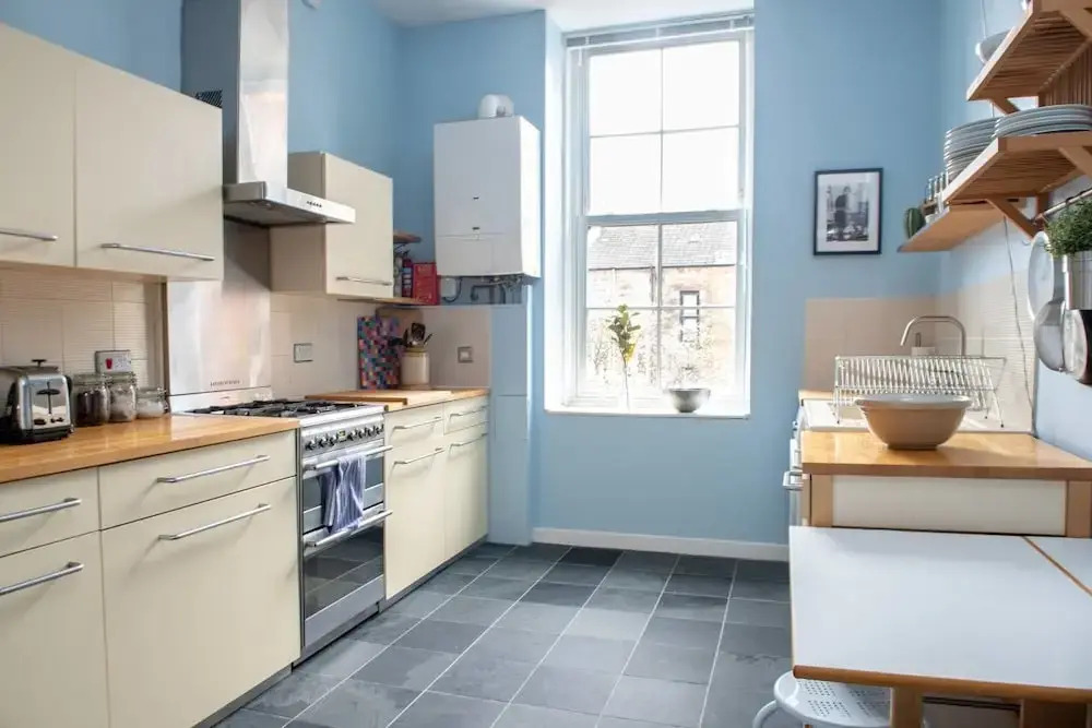 Charming 2-bedroom apt in the Heart of West End