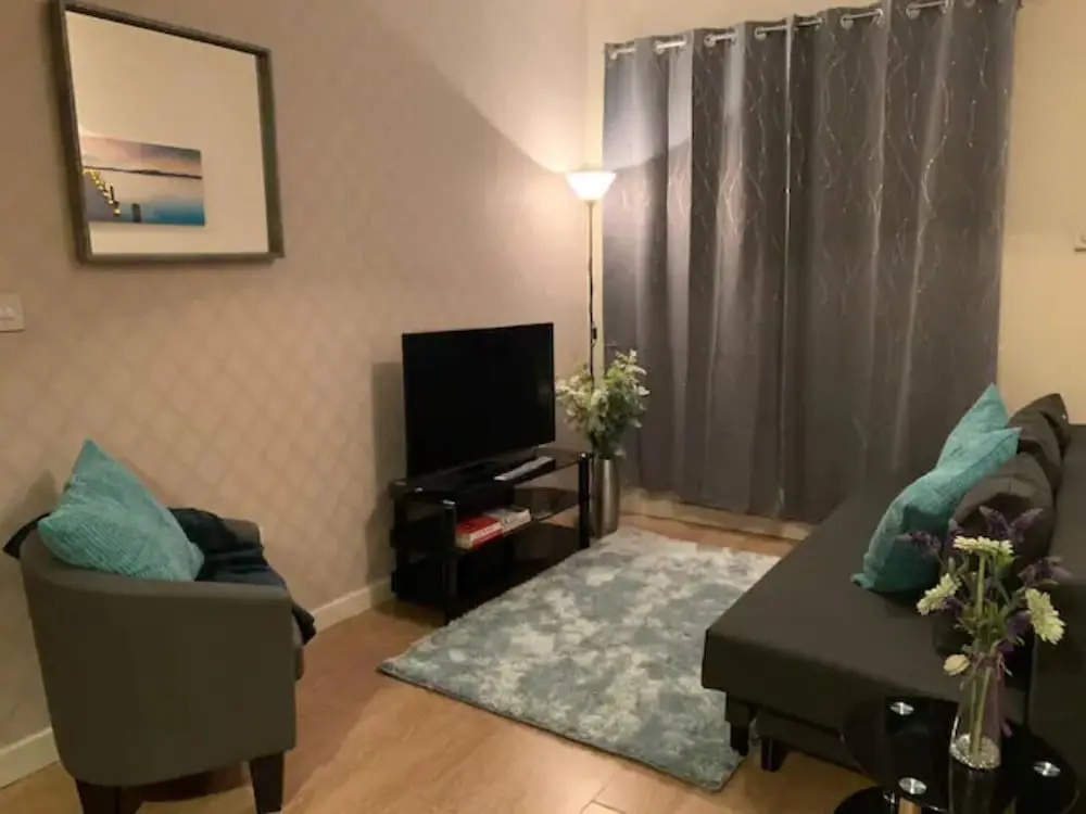 Absolute Stay in Sherwood-free Parking-east Midlands Airport-contractors-family