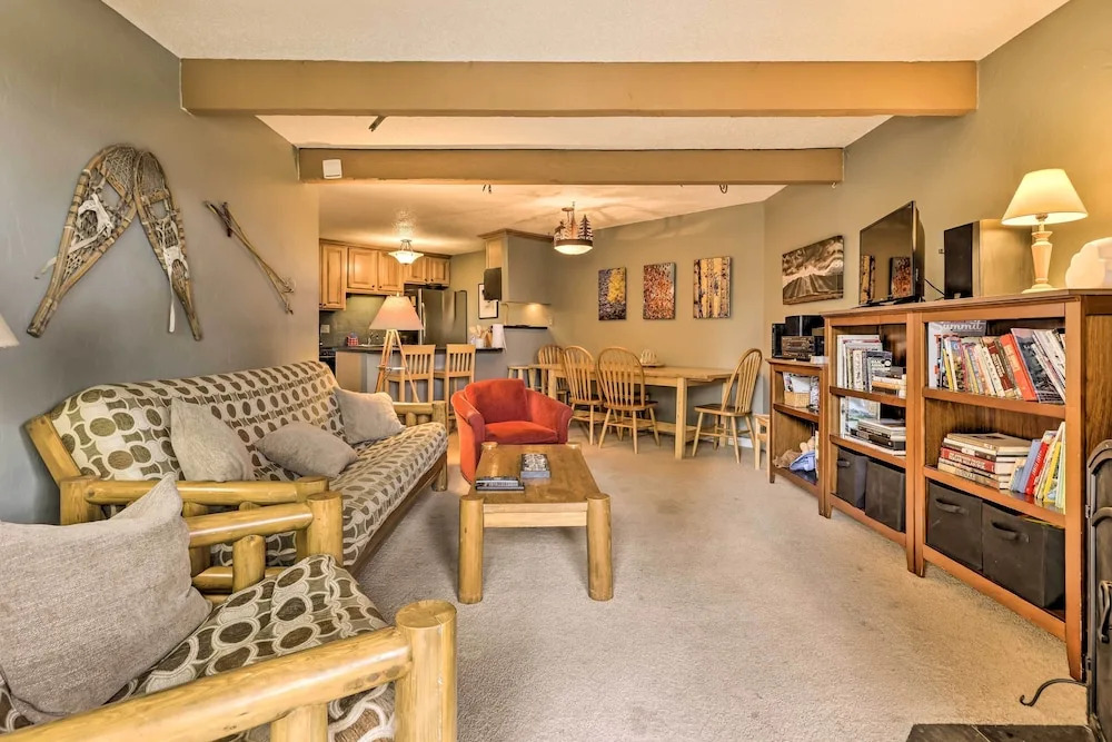 Silverthorne Condo w/ Lake Views: 10 Mi to Skiing!
