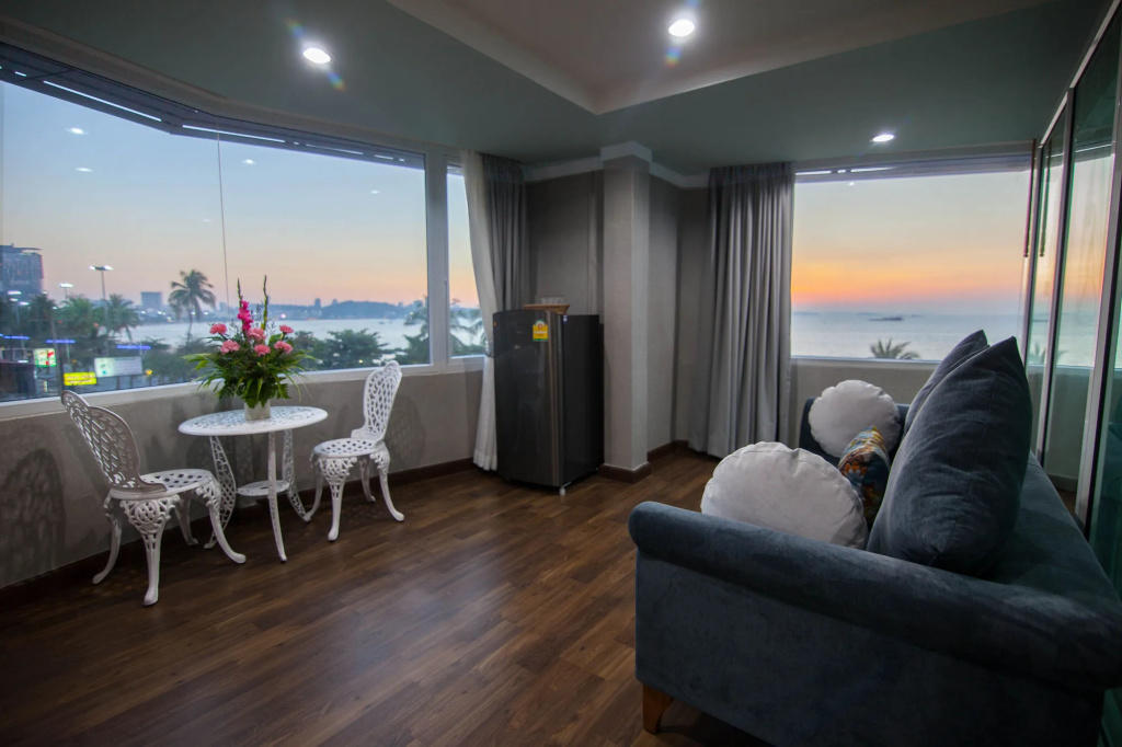 The Beach Front Resort, Pattaya
