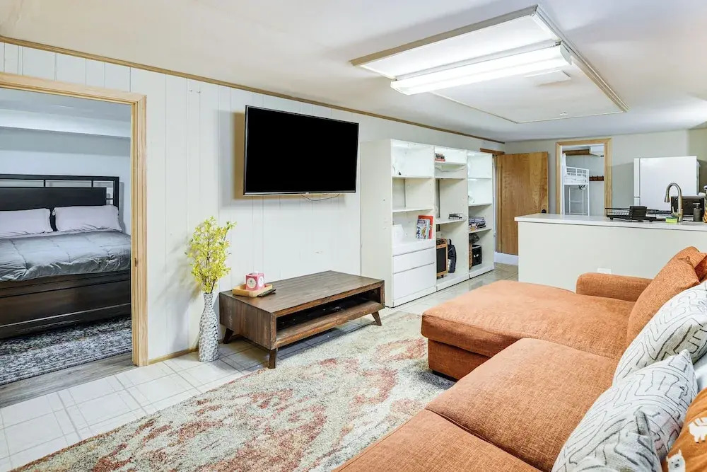 Pet-friendly Abode, 2 Mi to Dtwn Evanston!