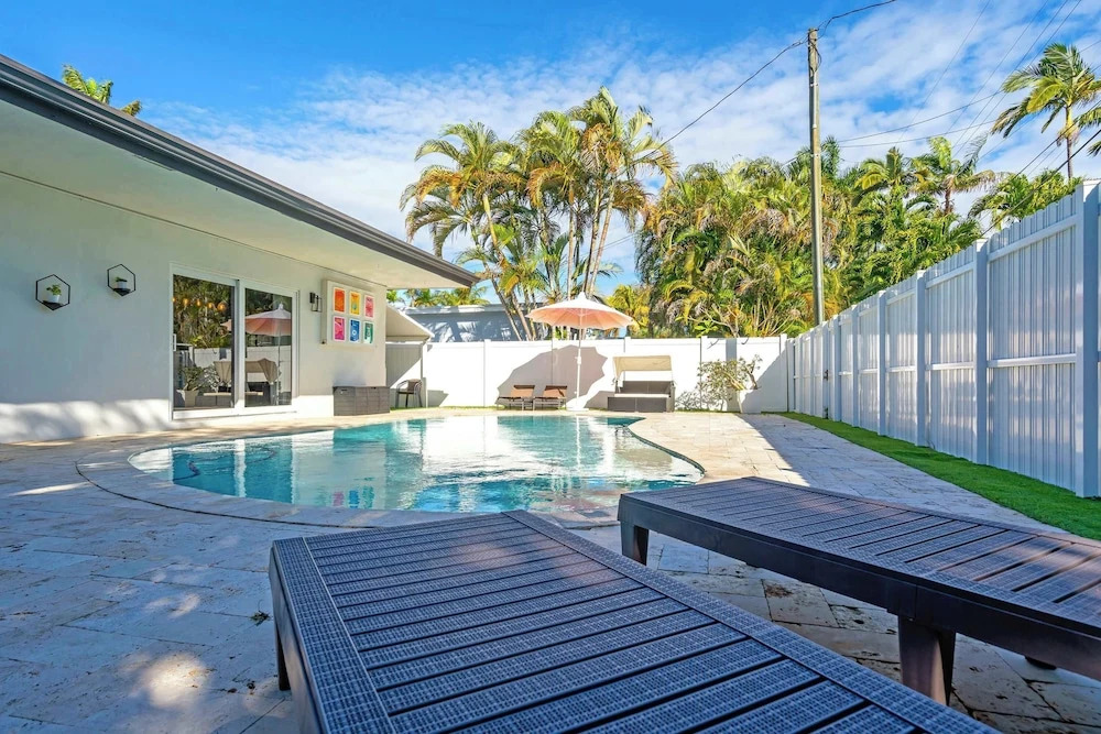 Sunny House With Pool - Spacious