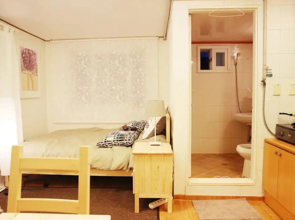 1sec from Hongdae SUB, Reliable room, wifi&Netflix