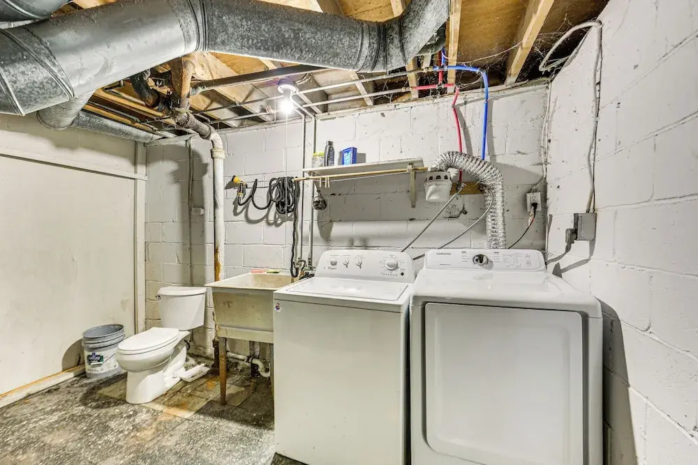 12 Mi to Dtwn: Pittsburgh Home w/ In-unit Laundry!