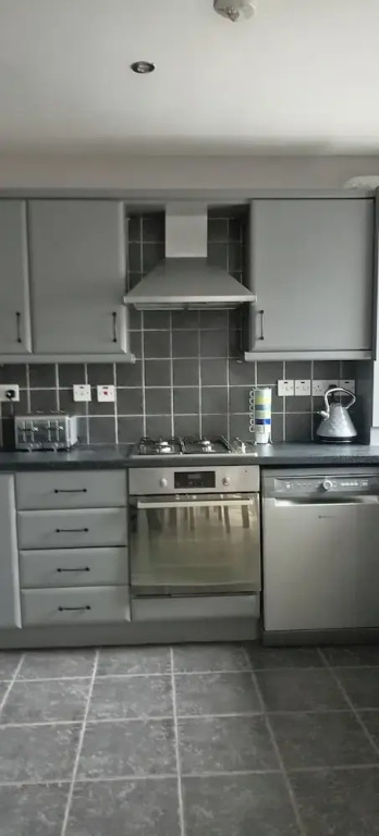 Bangor - 2 Bed Apartment- Sleeps 4 -privateparking