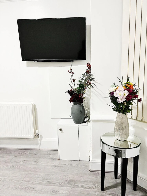 Impeccable 4-bed House in Manchester