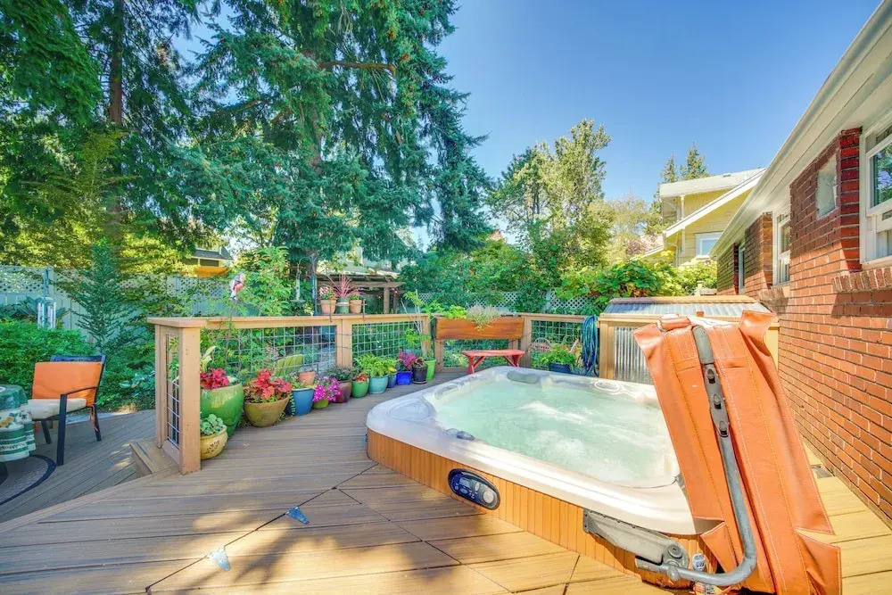 6 Mi to Dtwn Seattle: Walkable Home w/ Hot Tub