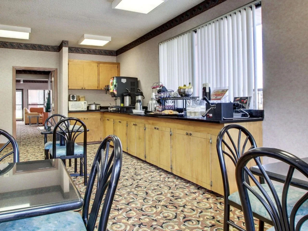 Econo Lodge Inn & Suites Forest