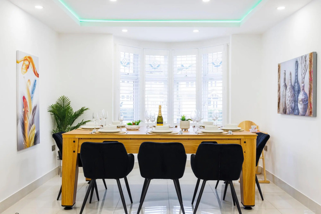Luxurious - Pool Table - Games Room - Free Parking