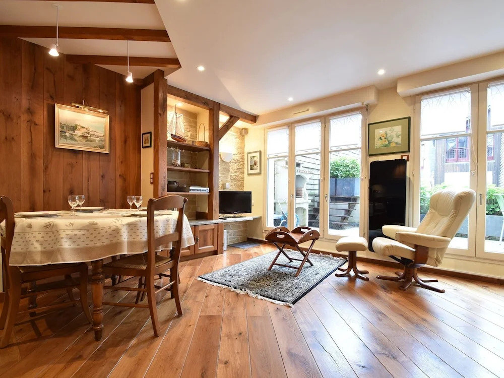 Cozy Apartment in Honfleur with a Private Garden