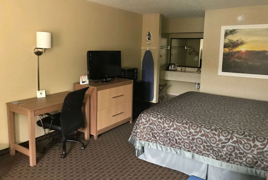 Days Inn By Wyndham Lexington-Columbia