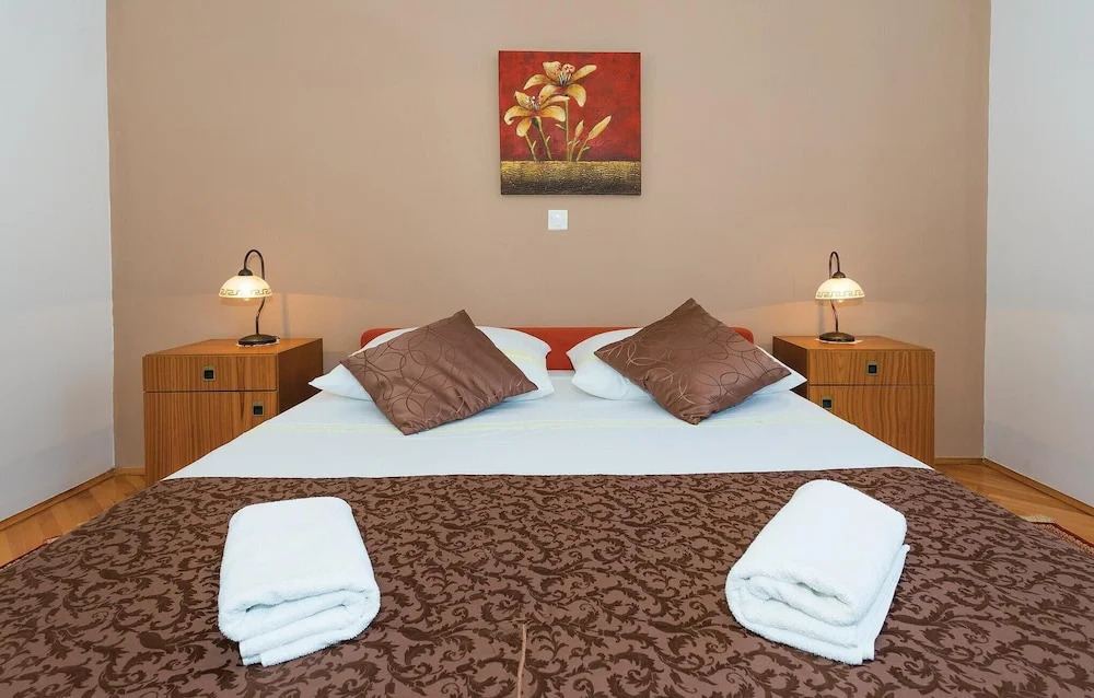 Four-Bedroom Holiday Home In Brodarica