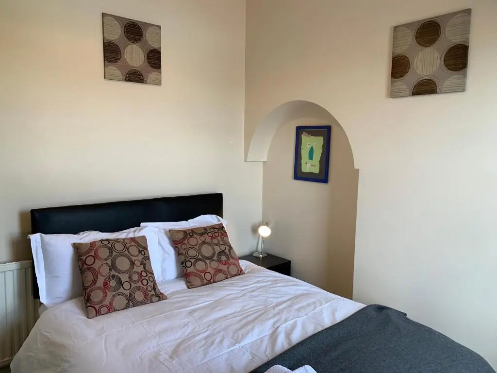 Spacious 5 Bed Apartment Ideal for Contractors with parking in Iffley, Oxford by BedsAway
