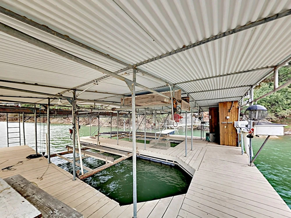 Palatial Spicewood Home and Cabin by RedAwning