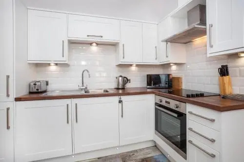 Apartment 5 the Keyes- Bright & Spacious Apartment with Free Parking