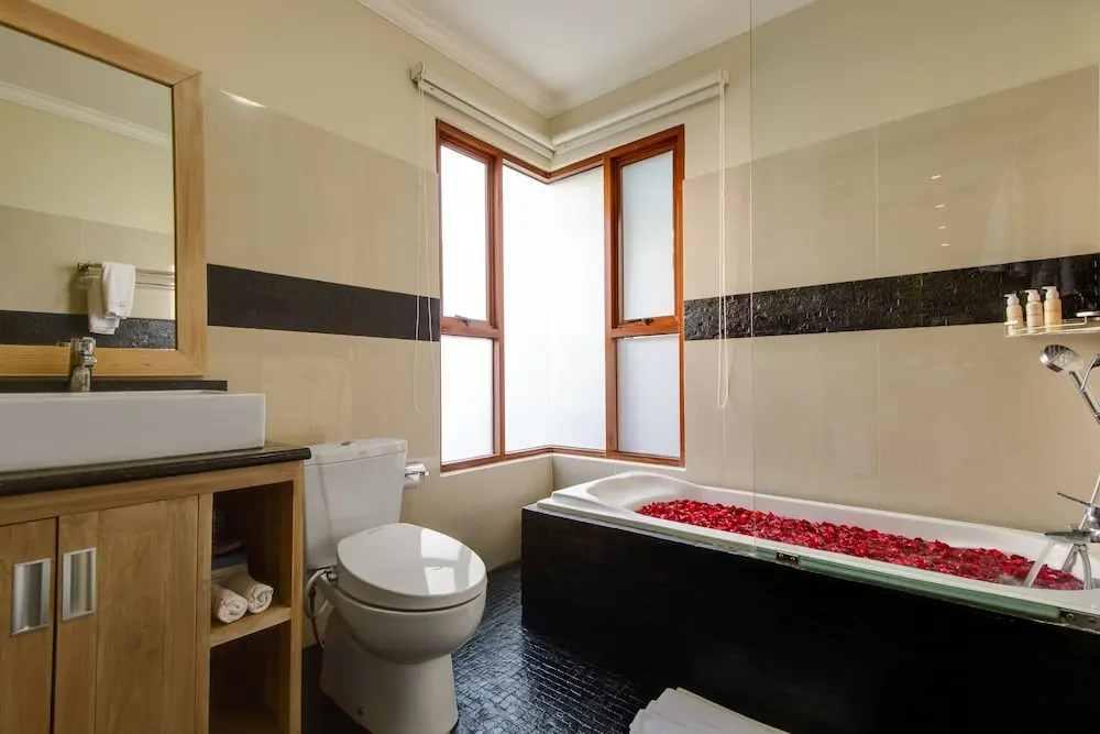 Super 4 Bed, Sleeps 8, Just 300m walk from Beach