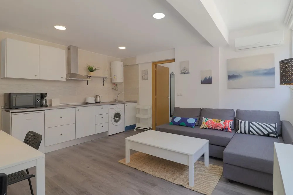 Bright Málaga Beach and Downtown Apartment