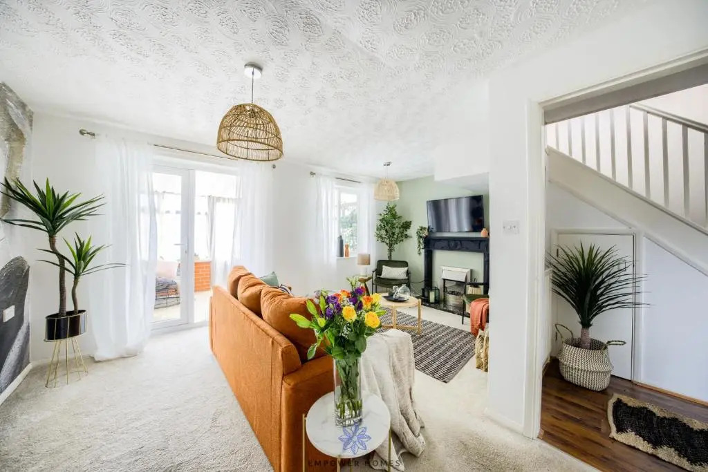 Coventry Beautiful House, University Hospital, M6 M69, Private Parking, Sleeps 6, by EMPOWER HOMES rates incl VAT