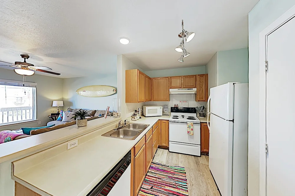 New Listing! Updated : Pool, 1 Block To Beach 2 Bedroom Condo