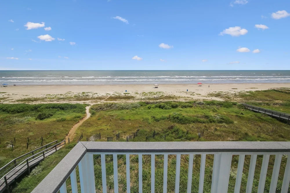 Beachfront Melody 4 Bedroom Home