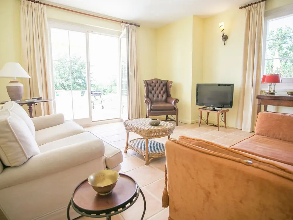 Family House in Quiet Peacefull Location, Private Pool and BBQ in Garden