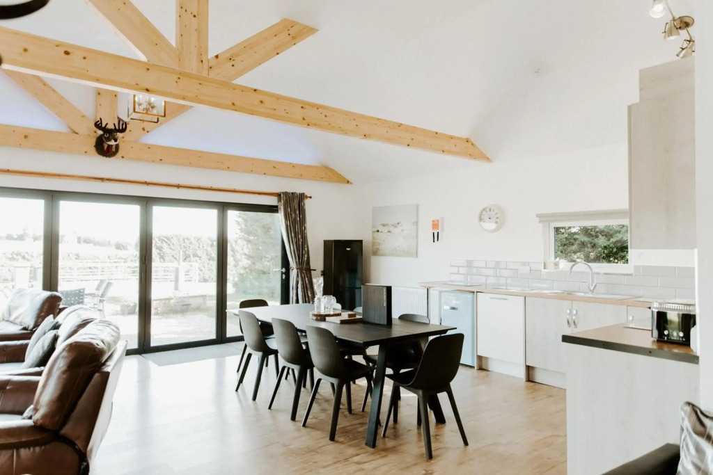 King Richards Luxury large Lodge sleeps 8 at Fairview Farm Near Sherwood Forest in Ravenshead Nottingham set in 88 acres of Farm Land with Great Walks,Views,Pet Animals