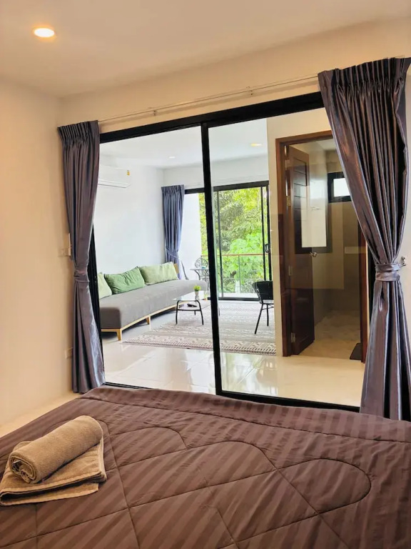 Hillside Haven-Luxury Room