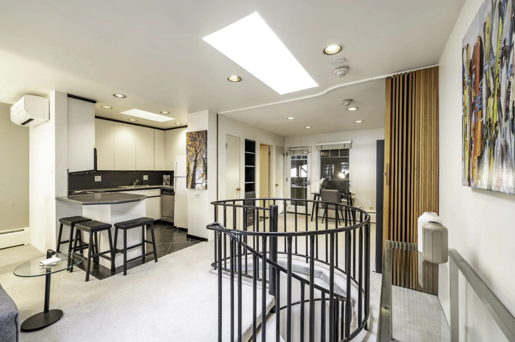 2 BR 3BA Condo - AC, Heated Pool, Walk to Town