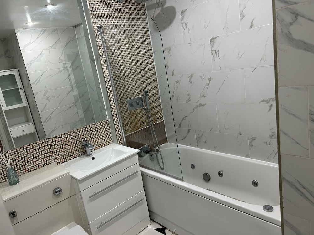 Romford Contractor / Family House