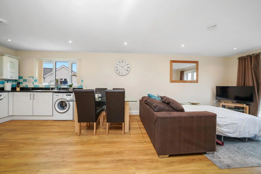 London Heathrow Living Serviced Apartments- Apt 12