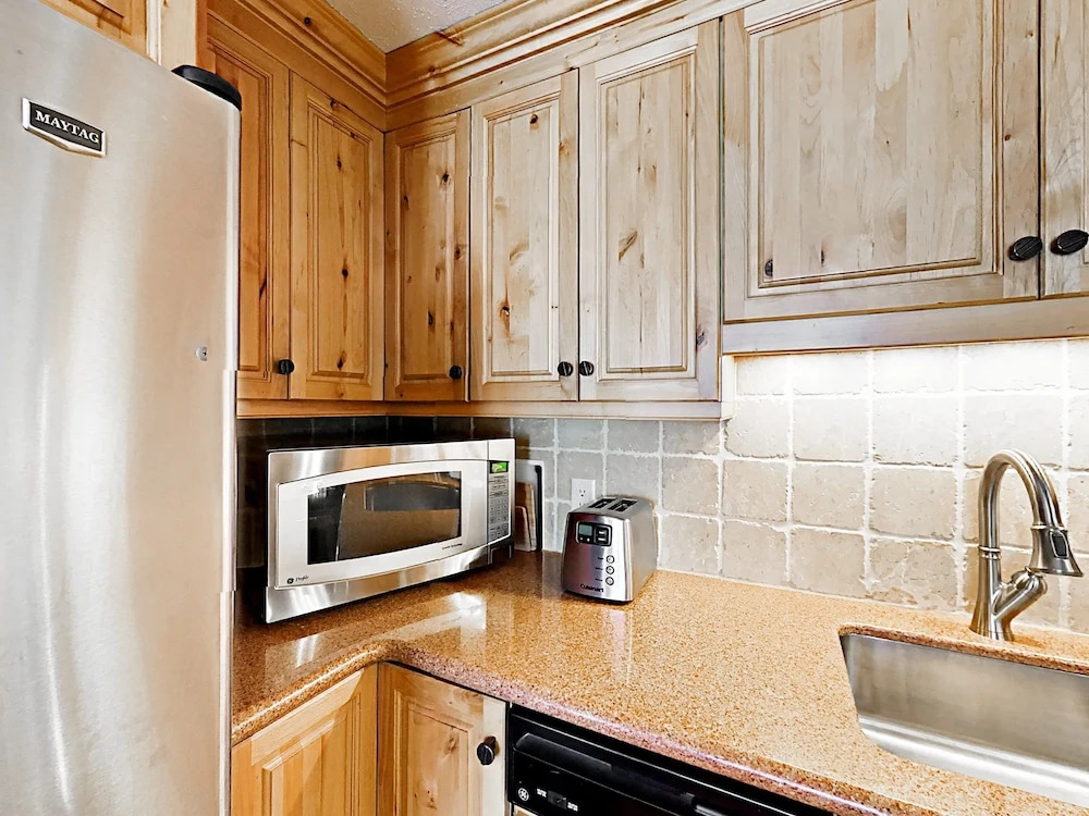 940 Waters Ave Condo Unit 101 - 2 Br condo by RedAwning