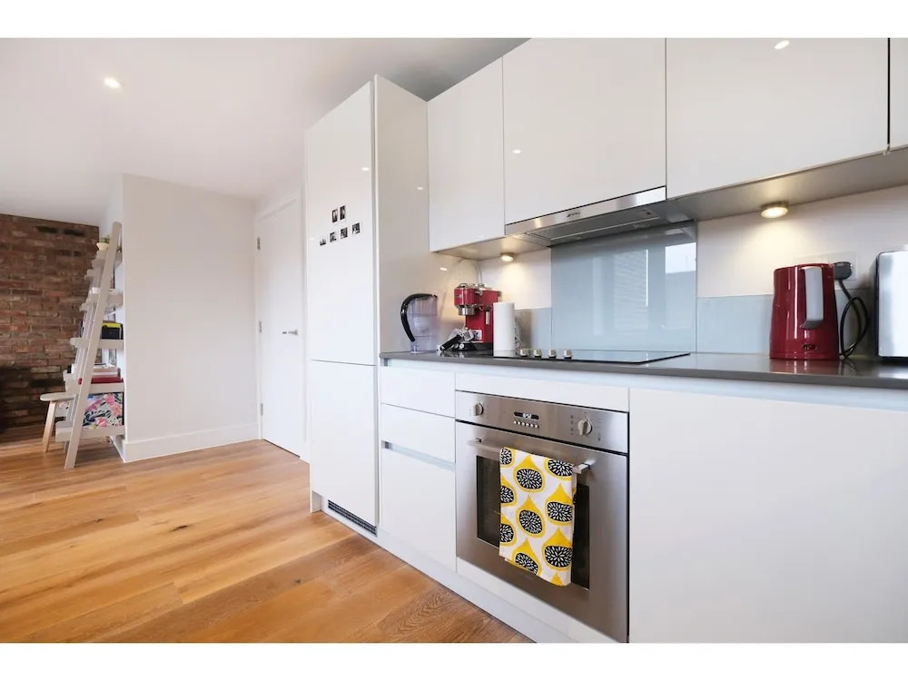 Quiet, Convenient 1BR Flat for 4 in Greenwich