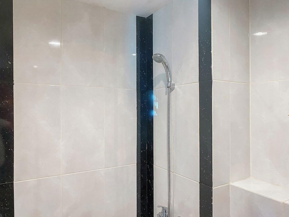 Warm And Minimalist 1Br Without Living Room Grand Kamala Lagoon Apartment