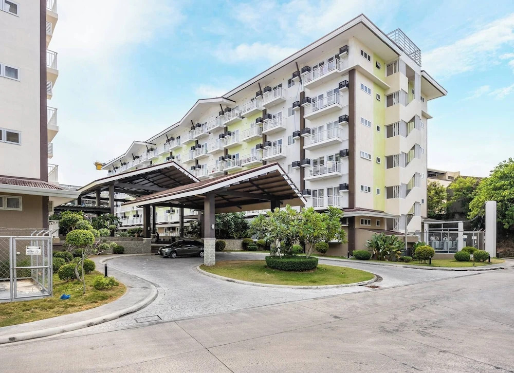 Stylish Condo 3-minutes to Airport, Poolview at Amani Grand Resort Residences