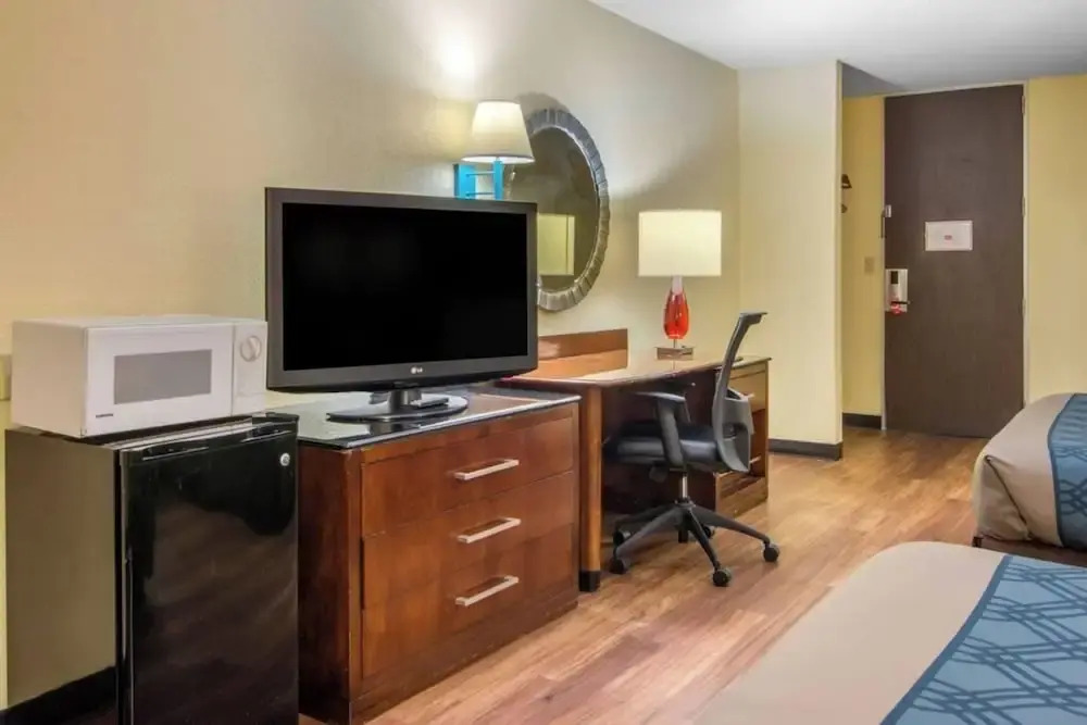 Forsyth Inn & Suites