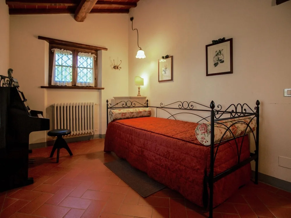 Villa with Spacious Garden, Swimming Pool, Hot Tub, Tennis Court near Cortona