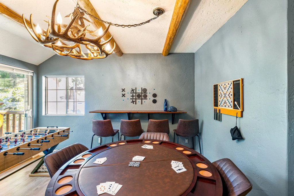 10 Mins to the Lake, Hot Tub & Game Room, Modern Cabin Bearpaw by Avantstay