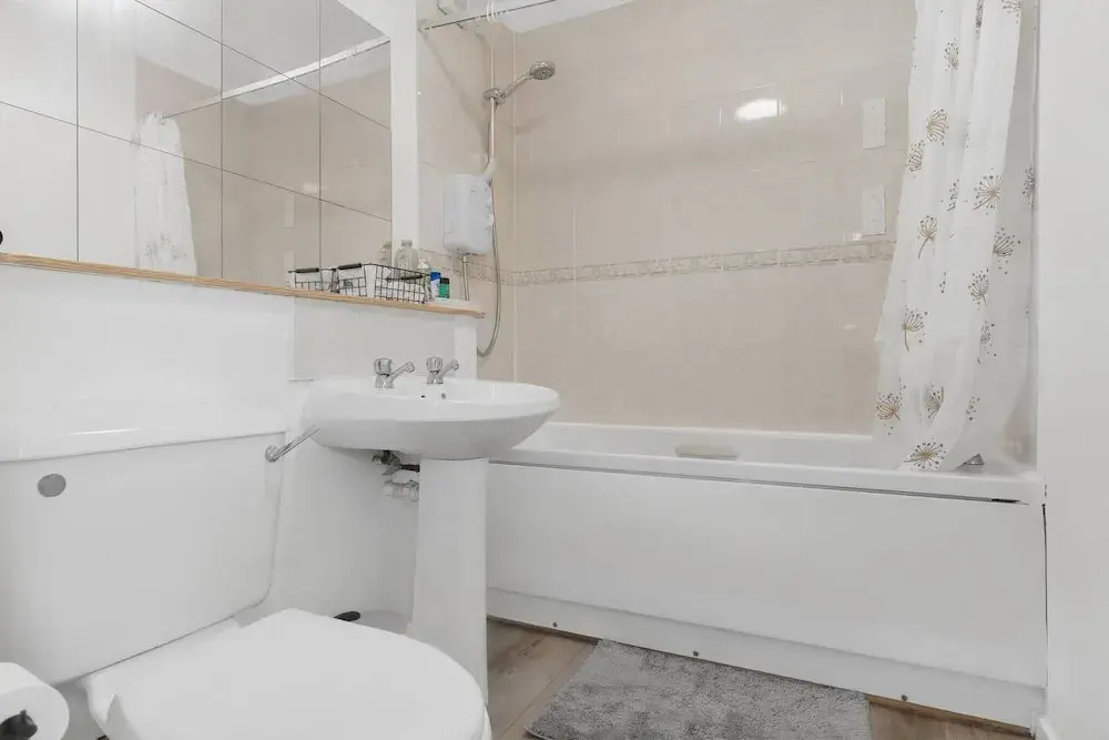 Cozy Edinburgh 2BR With CAR Parking
