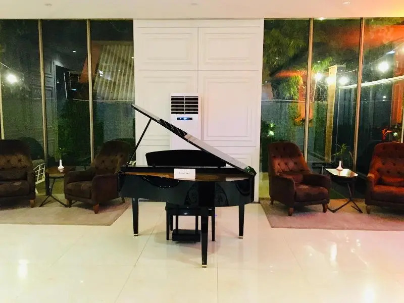 T E L E By Summerset Continental Hotel