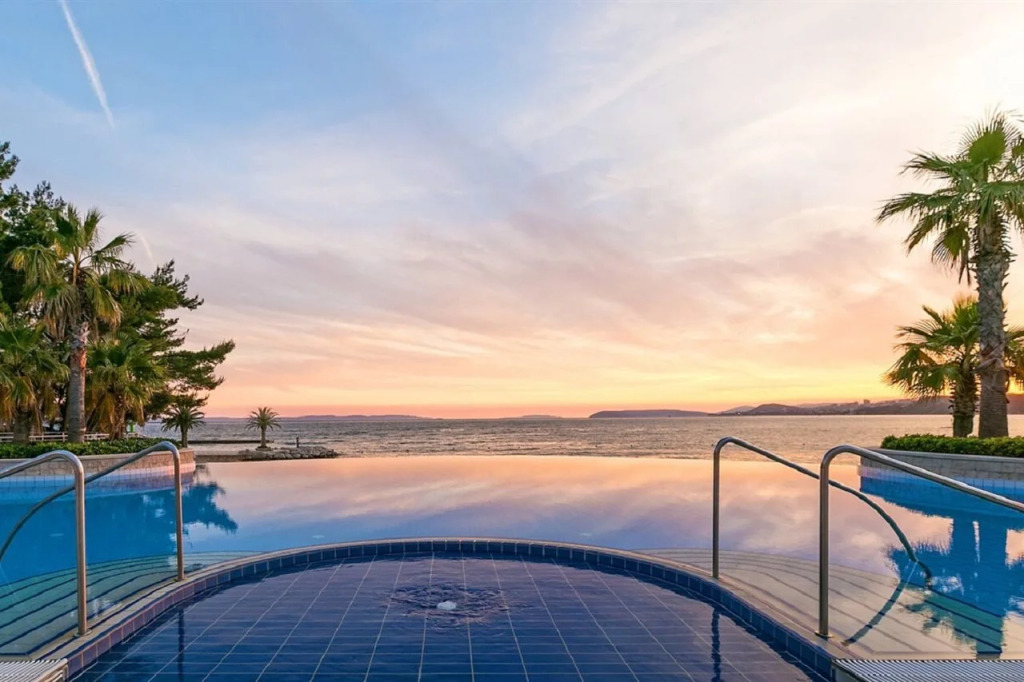 Le Meridien Lav Split