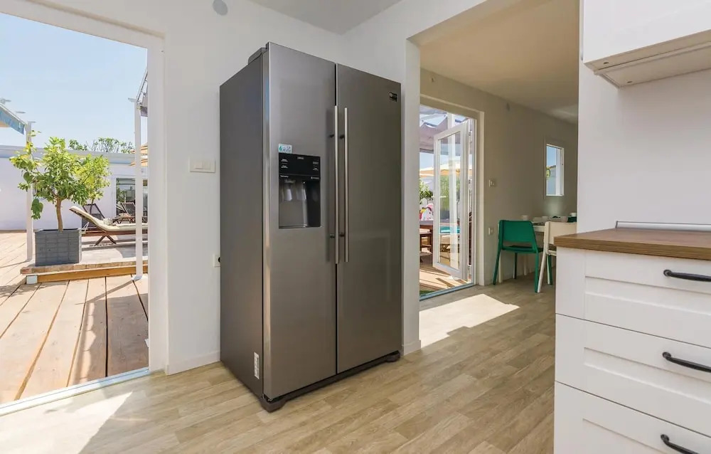 Ten-Bedroom Holiday Home In Petrcane