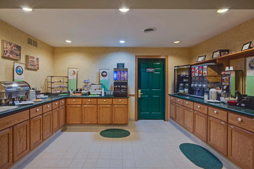 Country Inn & Suites by Radisson, Stockton, IL