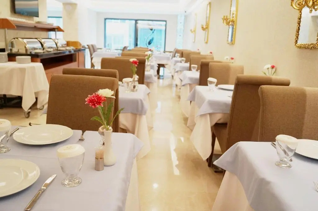 MB Deluxe Hotel