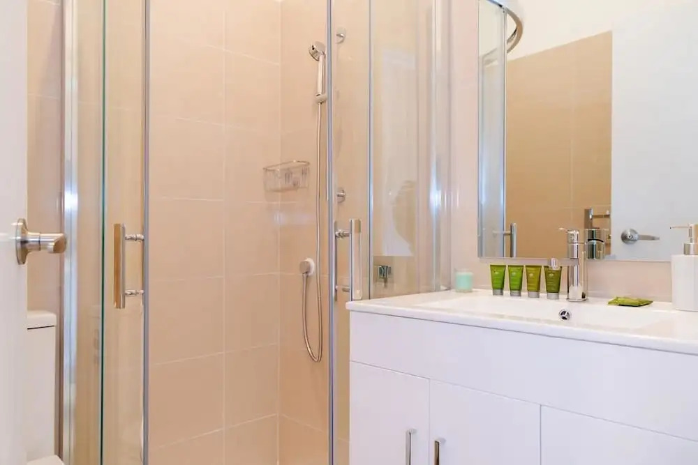 Takapuna Central Spacious & New Home 3