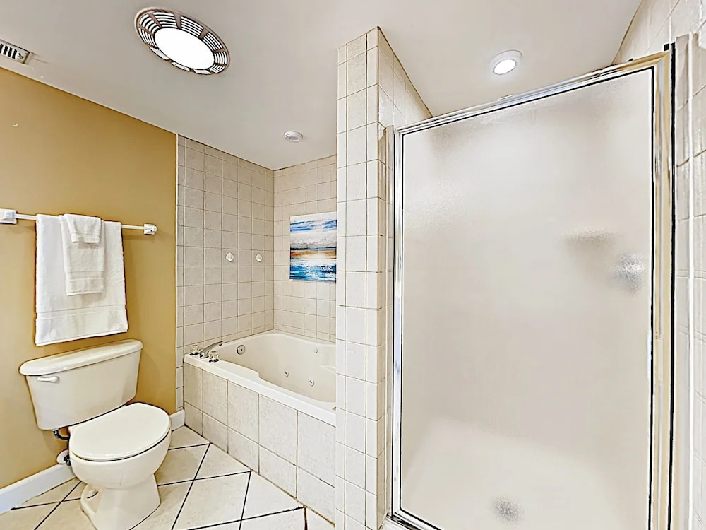 New Listing! Ocean-view W/ Rooftop Pool 4 Bedroom Condo