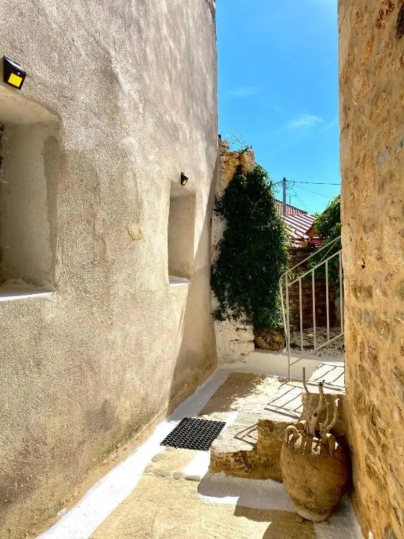 Traditional Stone House in Chandrinos